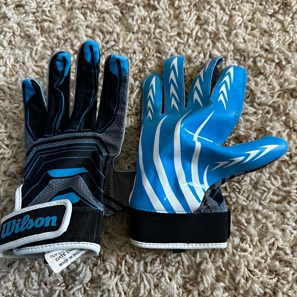Wilson kids soccer gloves NWT